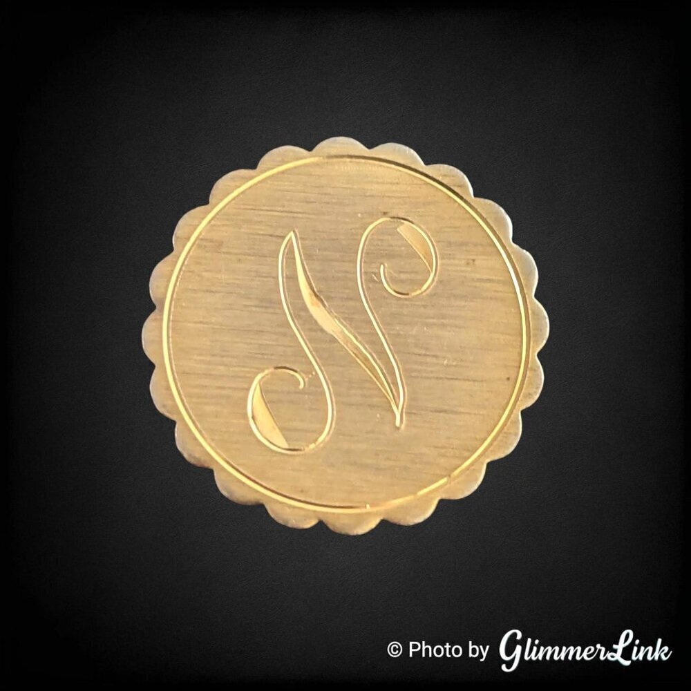 Vintage Minimalist Letter N Initial Monogrammed Round Scalloped Gold Tone Brooch